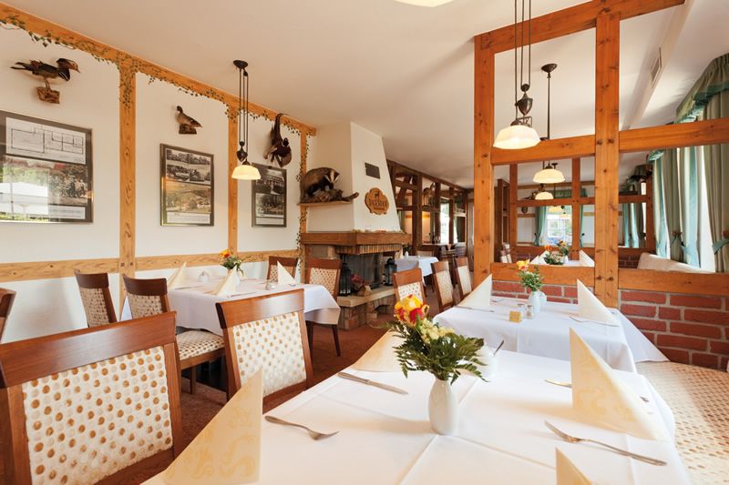 Gemütliches Restaurant mit elegantem Interieur Innenansicht eines gemütlichen Restaurants mit Holzmöbeln und dekorativem Kamin.